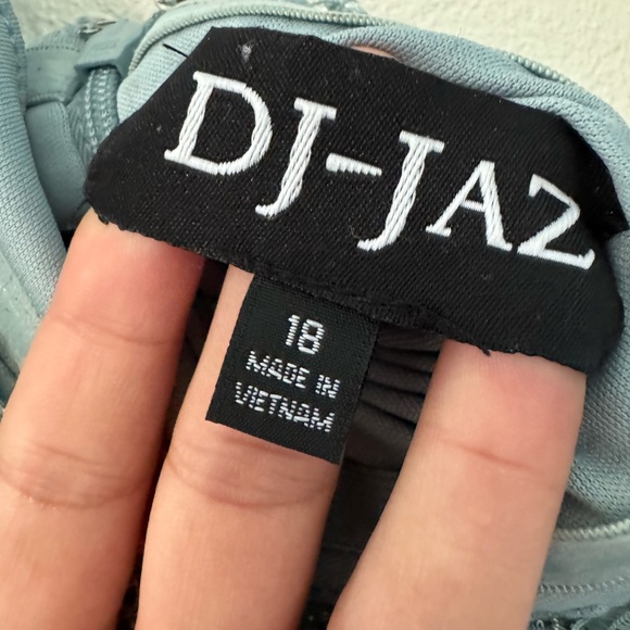 DJ-JAZ Off-Shoulder Lace Gown with Slit – Size 18 – Worn Once - Picture 8 of 15